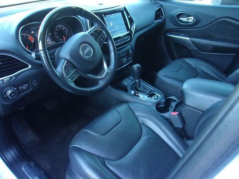 Used 2019 Jeep Cherokee Overland w/ Technology Group FWD image 8