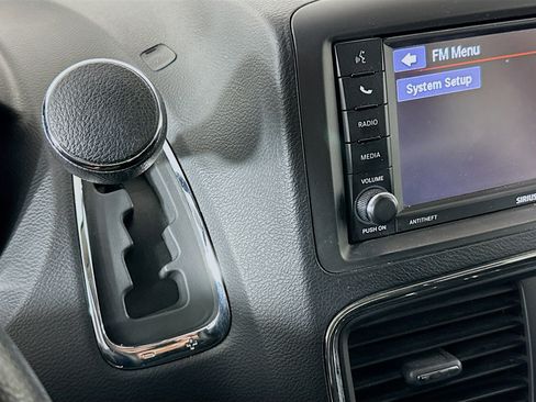 Used 2020 Dodge Grand Caravan SE w/ UConnect Hands-Free Group image 23