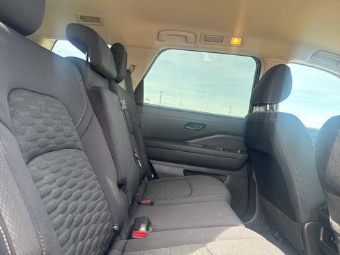 Used 2023 Nissan Pathfinder S image 27