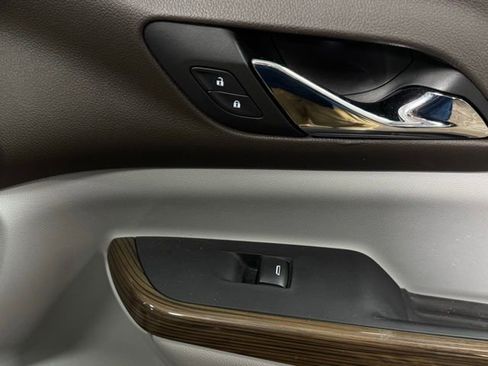 Used 2023 GMC Acadia SLE image 15