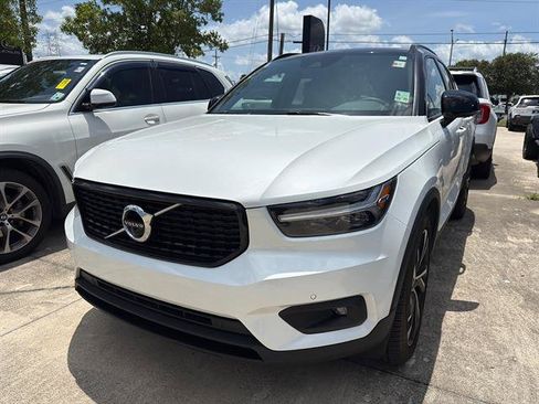 Used 2022 Volvo XC40 T4 R-Design w/ Advanced Package FWD image 2