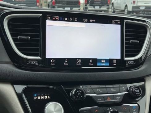 Used 2023 Chrysler Pacifica Touring-L image 43