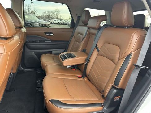 Used 2024 Nissan Pathfinder Platinum w/ Black Appearance Package image 17