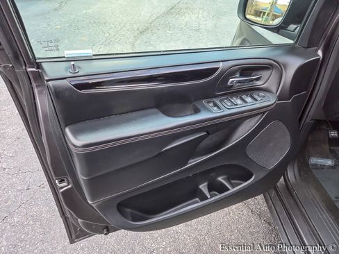 Used 2017 Dodge Grand Caravan SE image 26