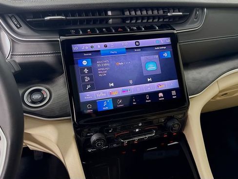 Used 2023 Jeep Grand Cherokee Limited image 15