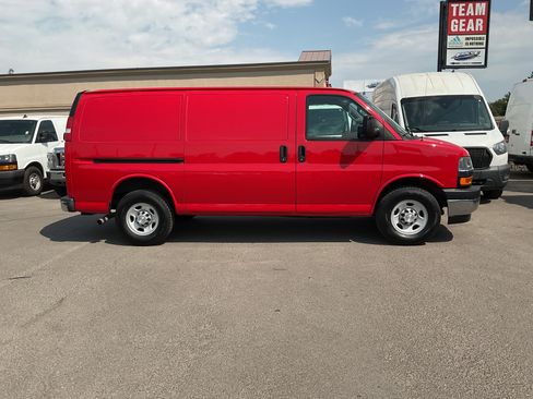 Used 2017 Chevrolet Express 2500 RWD image 5