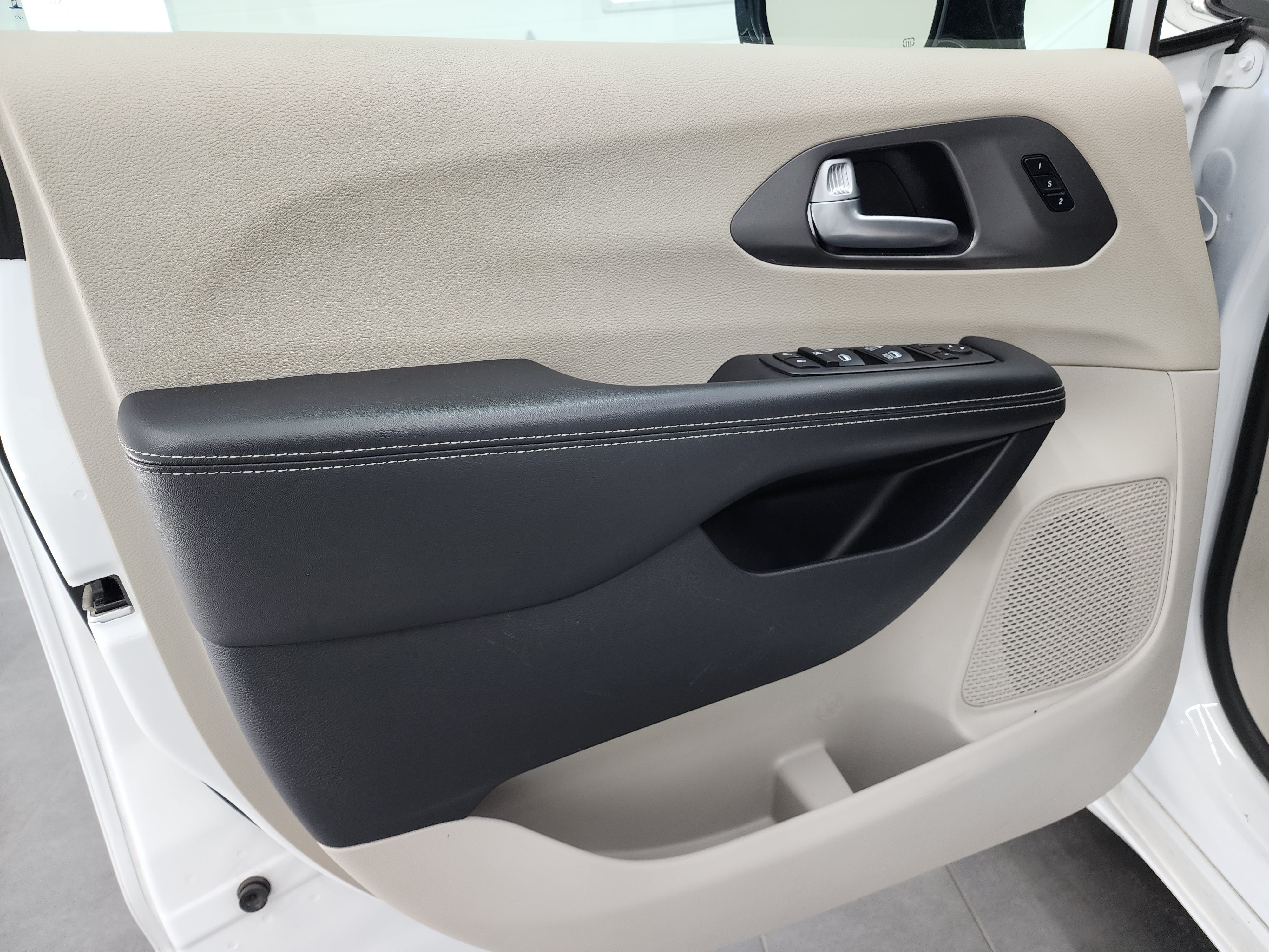 Used 2024 Chrysler Pacifica Touring-L FWD image 40