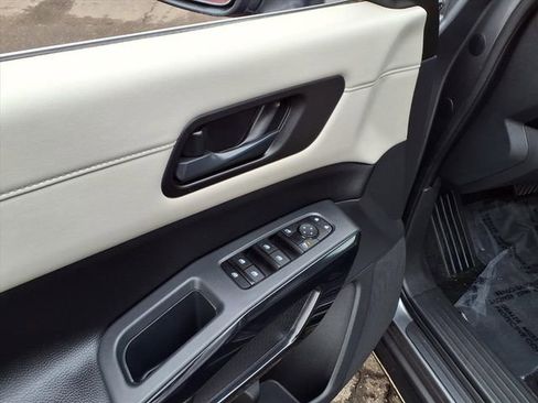 Used 2024 Nissan Pathfinder SV image 12