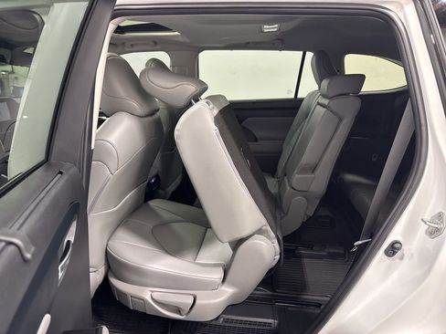 Used 2023 Toyota Highlander XLE image 20