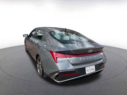 Used 2025 Hyundai Elantra Limited image 11