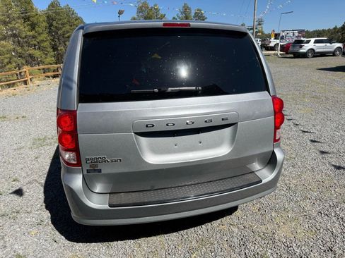 Used 2017 Dodge Grand Caravan SE image 3