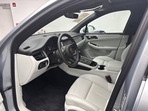 Certified 2026 Porsche Macan AWD/4WD image 6