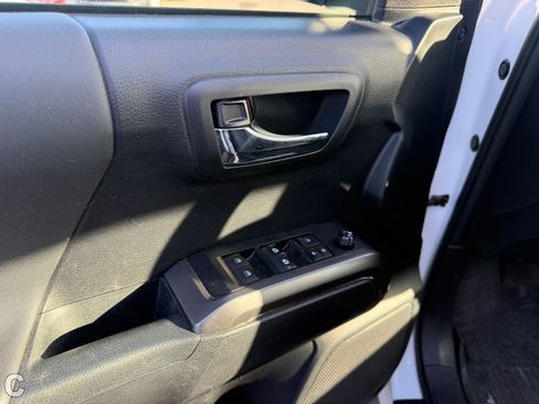 Used 2019 Toyota Tacoma TRD Off-Road w/ Technology Package AWD/4WD image 17