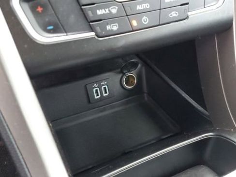 Used 2020 Ford Fusion SE image 19