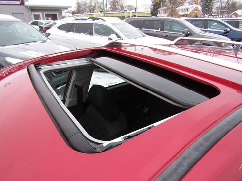 Used 2009 Pontiac Vibe w/ Sun And Sound Package image 28