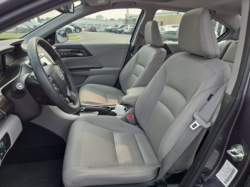 Used 2017 Honda Accord Touring image 3
