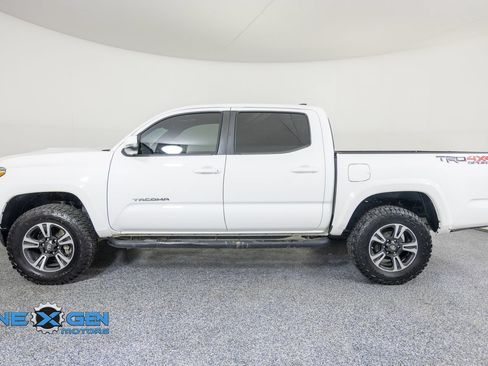 Used 2019 Toyota Tacoma TRD Sport AWD/4WD image 4