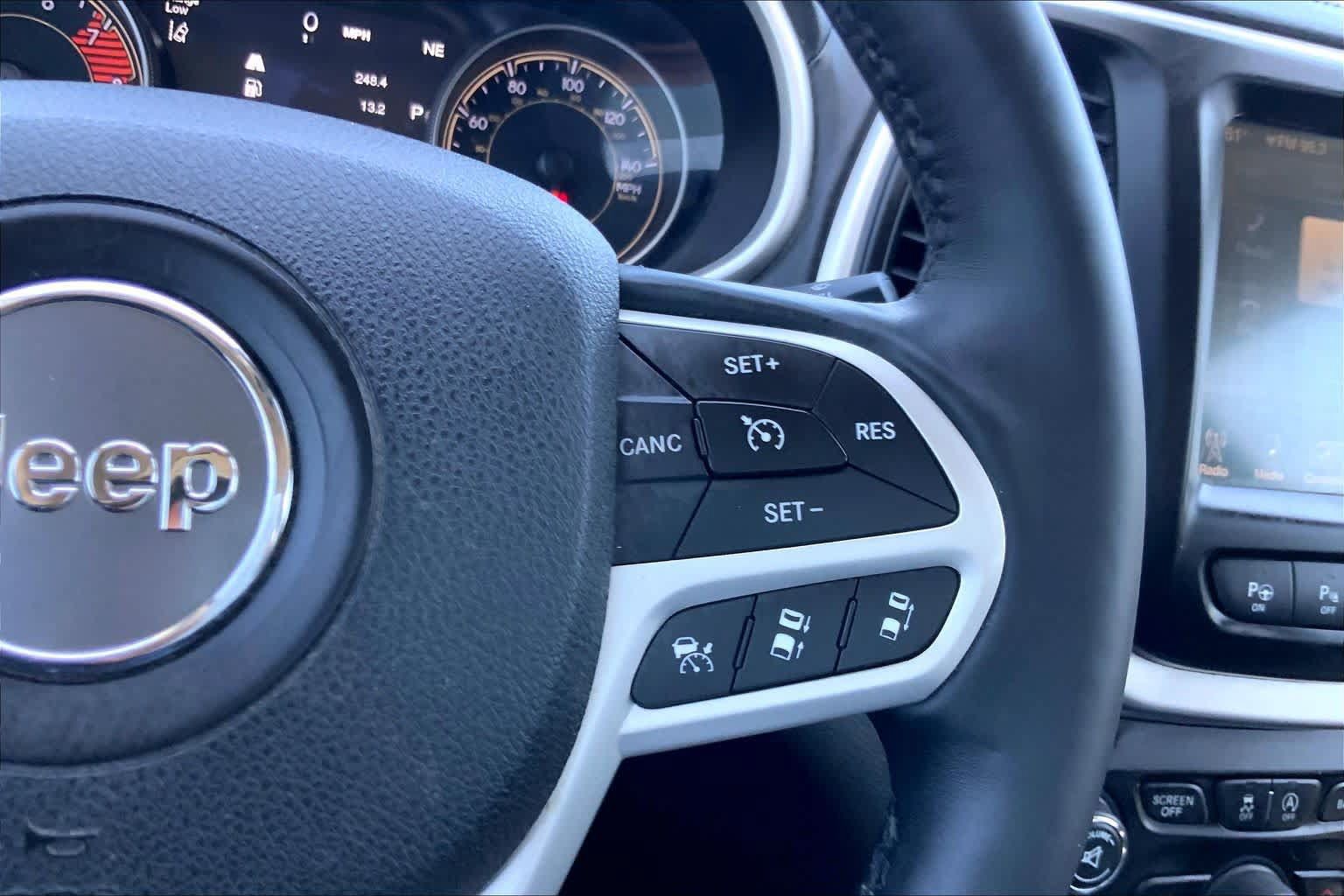 Used 2017 Jeep Cherokee Overland w/ Technology Group AWD/4WD image 25