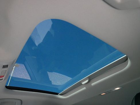 Certified 2025 Volkswagen Jetta SE w/ Sunroof Package image 32