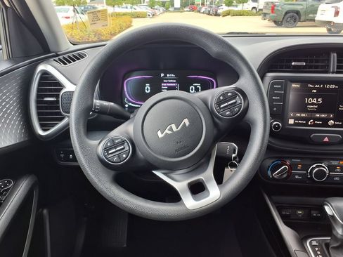 Used 2025 Kia Soul LX w/ LX Technology Package FWD image 20