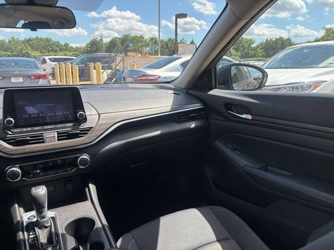 Used 2025 Nissan Altima 2.5 SV FWD image 35
