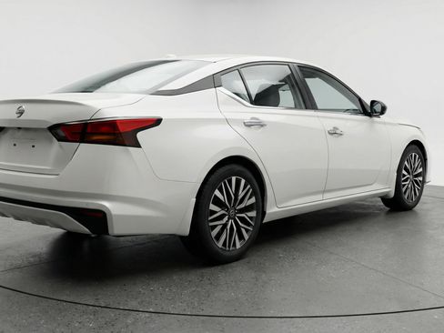 Used 2025 Nissan Altima 2.5 SV FWD image 9