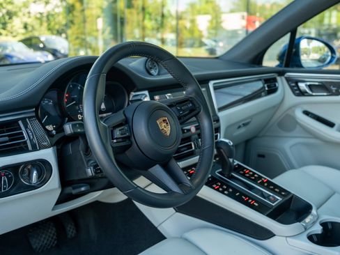Certified 2022 Porsche Macan AWD/4WD image 4