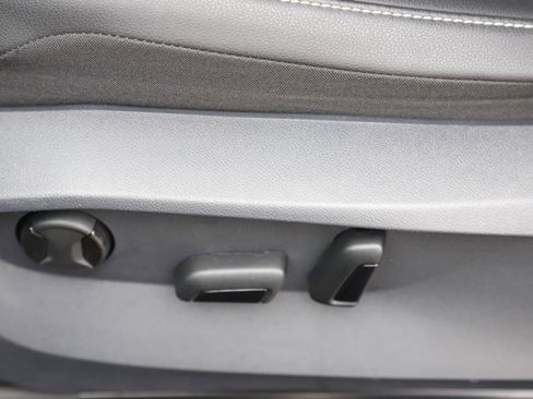 Used 2023 Volkswagen Tiguan SE image 14