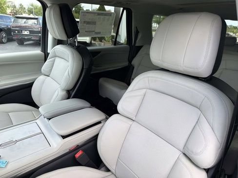 New 2026 Lincoln Navigator Reserve AWD/4WD image 12