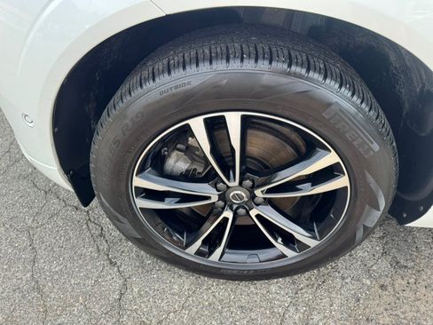 Used 2019 Volvo XC60 T6 Momentum w/ Multimedia Package AWD/4WD image 14