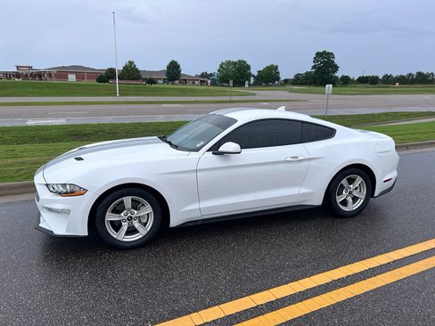 Used 2021 Ford Mustang Coupe RWD image 8