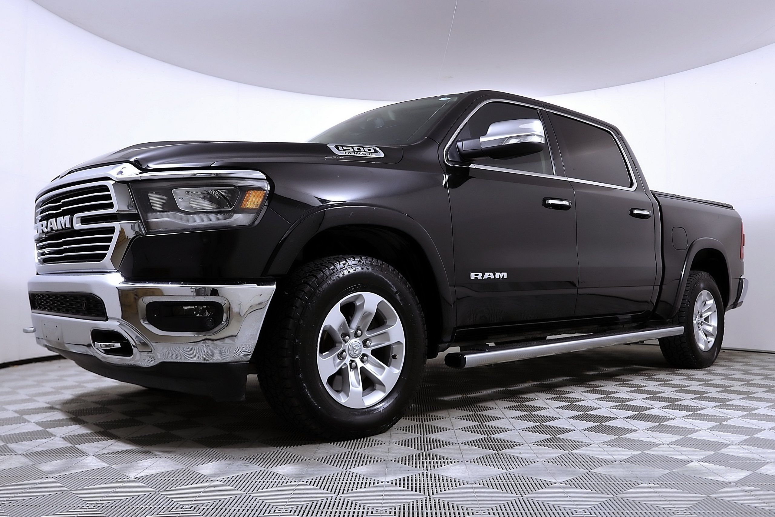 Used 2019 RAM 1500 Laramie AWD/4WD image 2