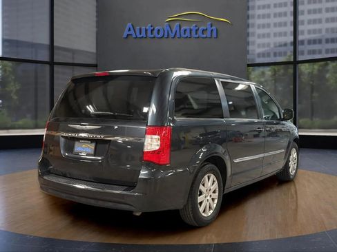 Used 2014 Chrysler Town & Country Touring image 10