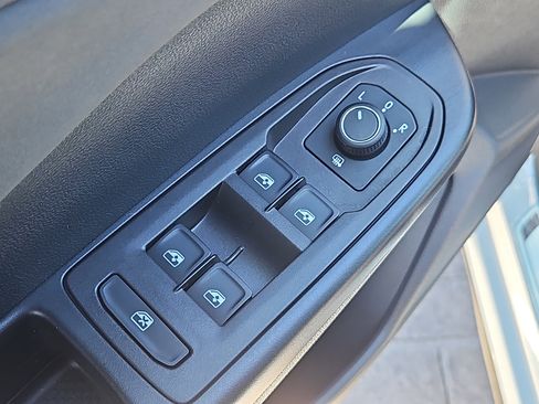 Used 2025 Volkswagen Taos SE AWD/4WD image 18