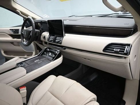Certified 2021 Lincoln Navigator Reserve w/ Luxury Package AWD/4WD image 31