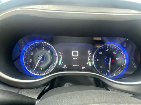 Used 2024 Chrysler Pacifica Touring-L image 28