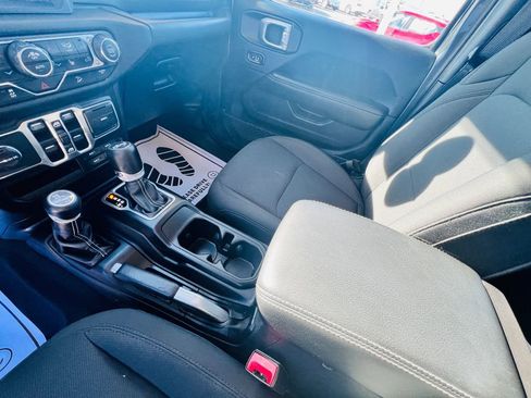 Used 2018 Jeep Wrangler Unlimited Sahara w/ Uconnect 4C Nav & Sound Group image 17