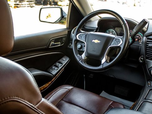 Used 2019 Chevrolet Suburban Premier w/ Premier Plus Edition AWD/4WD image 44