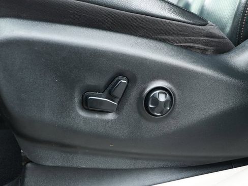 Used 2020 Chrysler Pacifica Touring-L FWD image 23