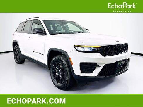 Used 2025 Jeep Grand Cherokee Altitude AWD/4WD image 1