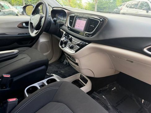 Used 2023 Chrysler Voyager LX FWD image 10