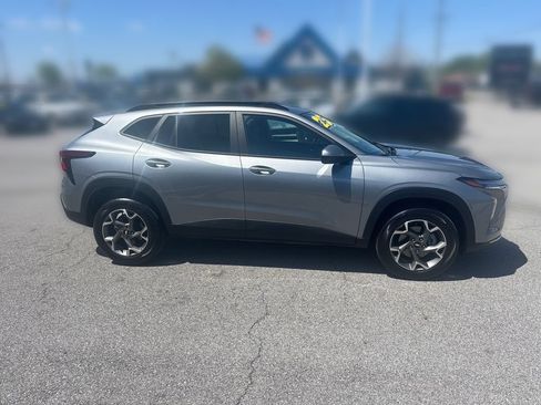 Used 2025 Chevrolet Trax LT w/ LT Convenience Package FWD image 9