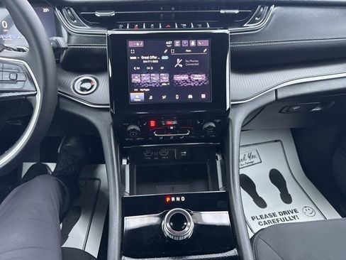 Certified 2025 Jeep Grand Cherokee Laredo w/ Luxury Tech Group I image 18