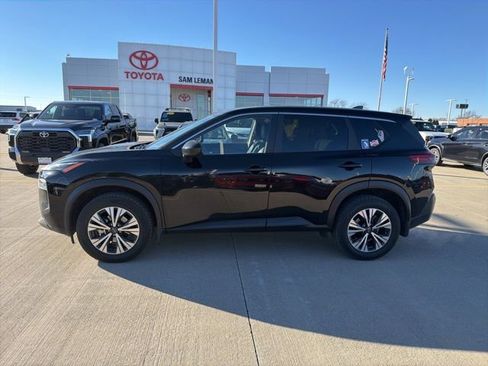 Used 2023 Nissan Rogue SV image 2
