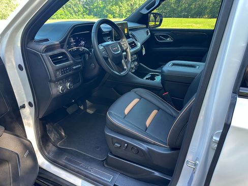 Used 2024 GMC Yukon AT4 w/ Technology Package AWD/4WD image 12
