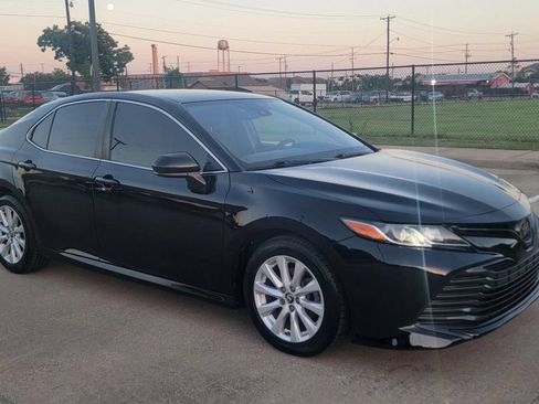 Used 2019 Toyota Camry LE FWD image 5