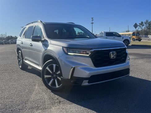 Used 2023 Honda Pilot Touring image 1