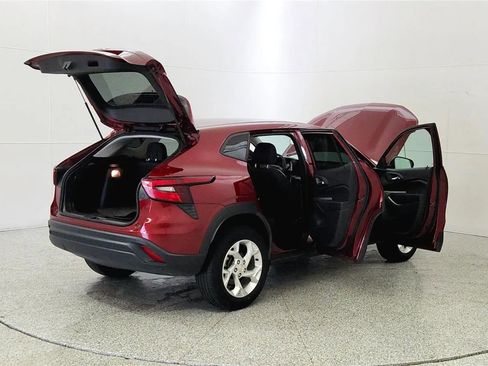 Used 2024 Chevrolet Trax LS w/ LS Convenience Package FWD image 12