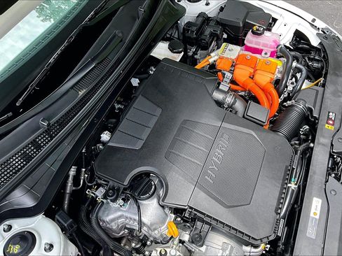 Used 2025 Hyundai Elantra Hybrid FWD image 32