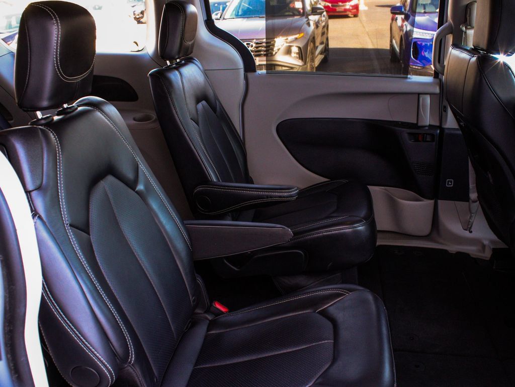 Used 2024 Chrysler Pacifica Touring-L FWD image 37